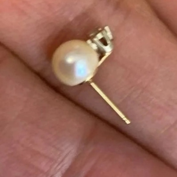 14k single earring. Firm - Picture 2 of 9